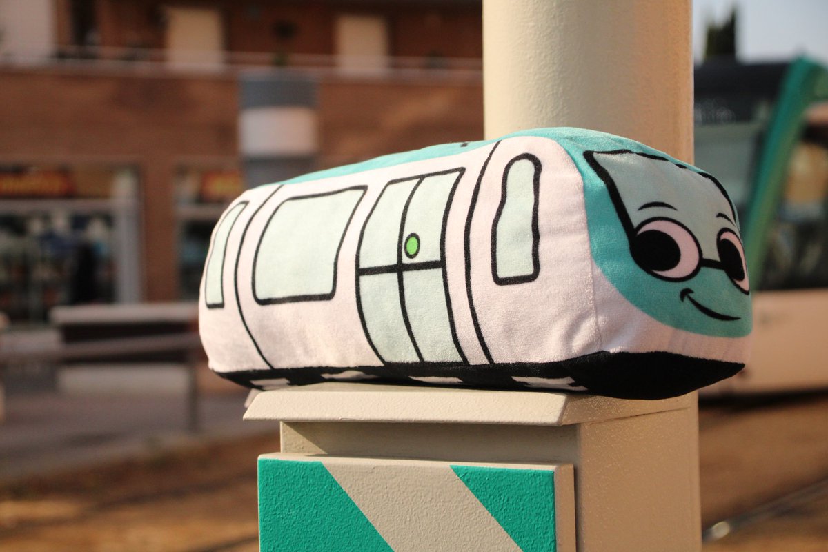 ElPortal_Cat's tweet photo. 🤔D'on em tret aquest peluix del #TRAM? T'ho expliquem! ☺️

🛒 A la botiga del TRAM pots trobar diferents productes de la casa. Cantimplores, llibretes, bloc de notes, bosses i moltes coses més t'estan esperant!

🔗  Aquí teniu el peluix #TRAMI! https://t.co/xQGq3OvwDf https://t.co/NuH75hGh5h