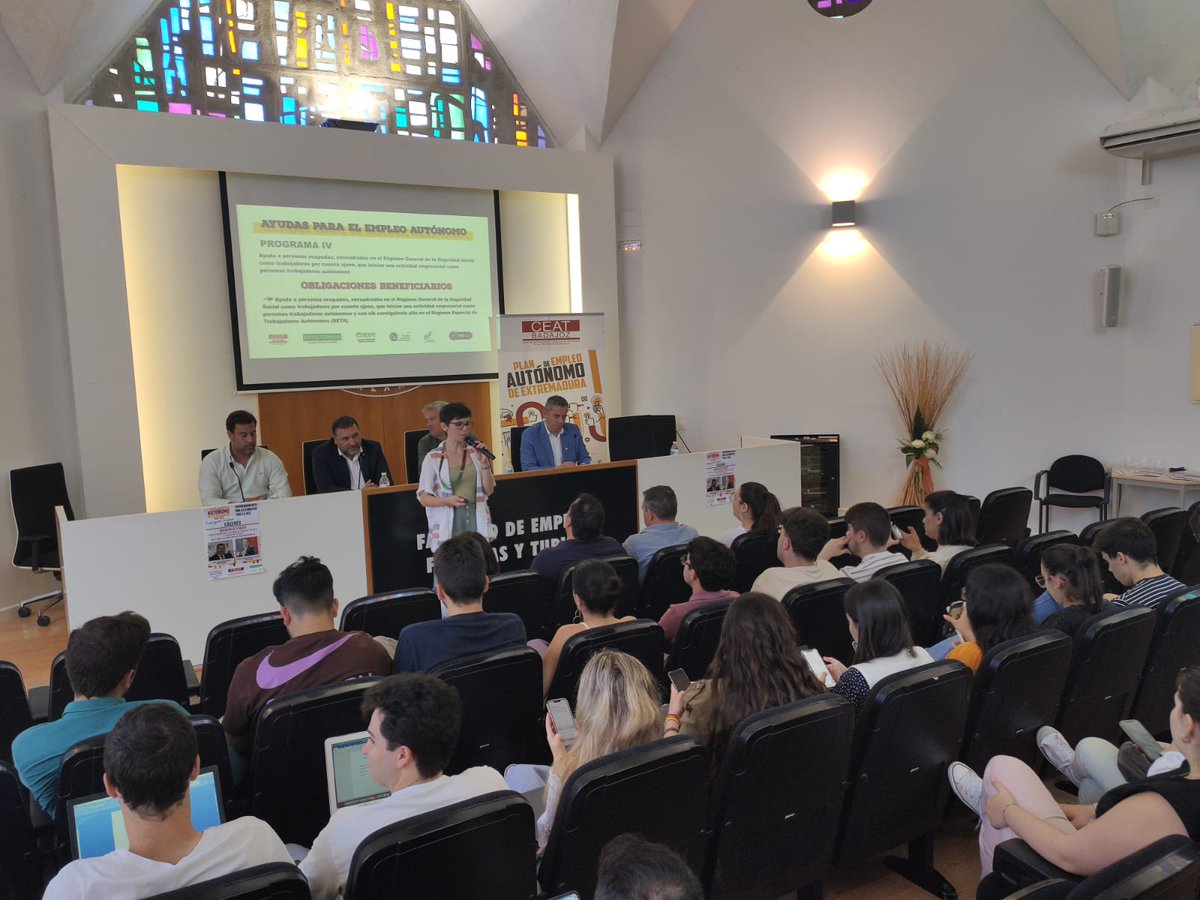 sportmaking's tweet photo. Nuestro CEO @manujhh de @sportmaking en el salón de Grado de la Facultad de Empresa, Finanzas y Turismo de la Universidad de Extremadura en Cáceres @infouex @FEFT_Uex Plan del Empleo Autónomo de Extremadura, “Emprendimiento, una alternativa tras la UEX” @CEATBADAJOZ https://t.co/fIILg5HwGe