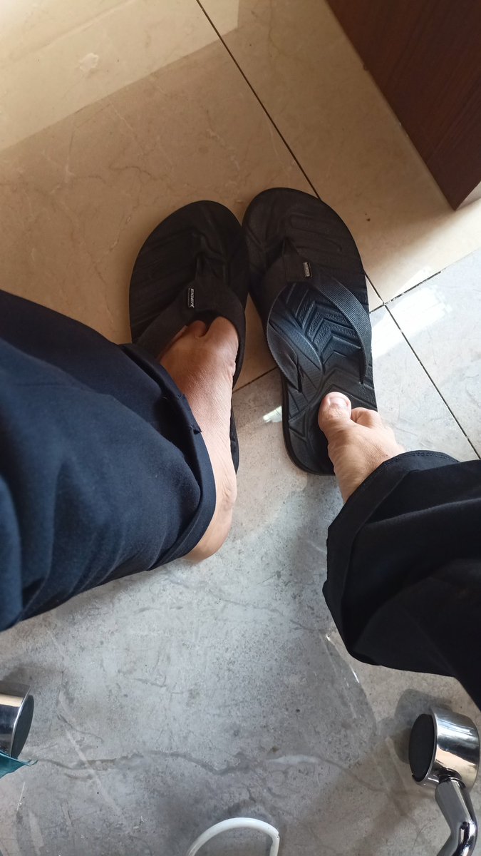 Abdulkelik's tweet photo. Bekejaran dengan waktu,sampe keliru ambil sandal.(semoga setiap perjuangan ini mendapat berkah)#setiatdkselingkuh https://t.co/bGx4ESTmAb
