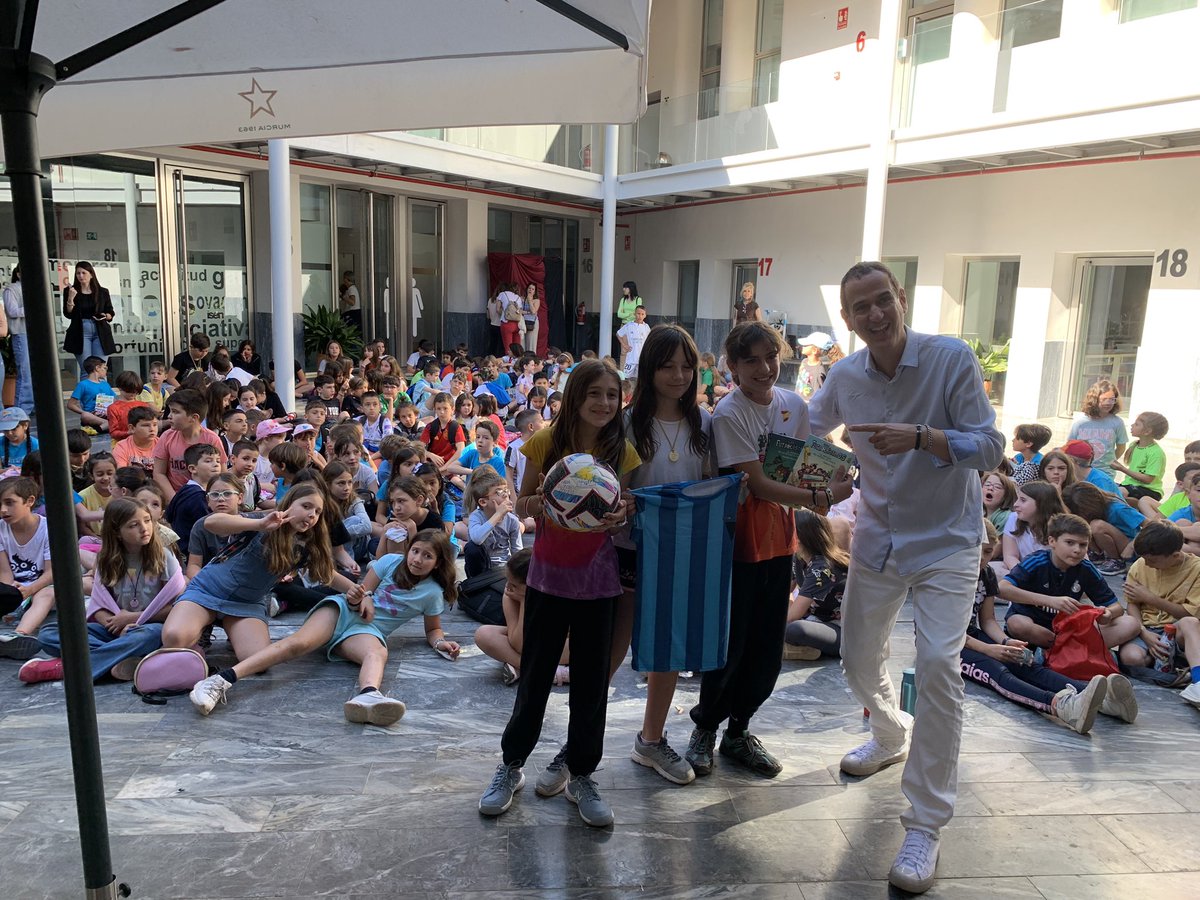 ejimegar's tweet photo. Gracias a @Robrto_santiago por acompañarnos en una maravillosa jornada en @ISEN_Cartagena con los centros @MaristasCt @AtalayaCeip y #herrerias. 
Emocionante ver la cara de ilusión de niños y niñas por tener delante a su escritor favorito. Y de muchos de nosotros no tan niños. https://t.co/Hx7yesYzkC