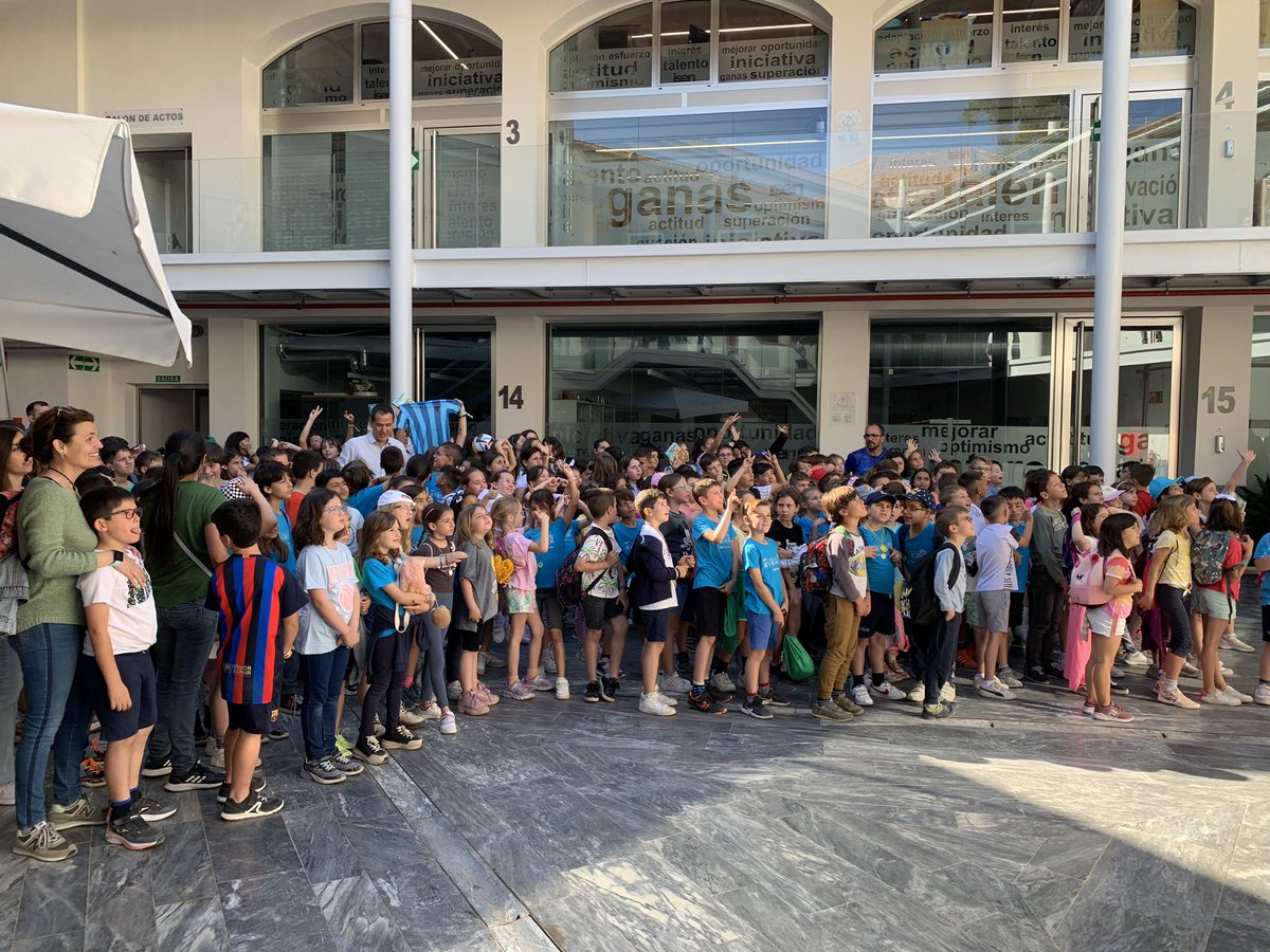 ejimegar's tweet photo. Gracias a @Robrto_santiago por acompañarnos en una maravillosa jornada en @ISEN_Cartagena con los centros @MaristasCt @AtalayaCeip y #herrerias. 
Emocionante ver la cara de ilusión de niños y niñas por tener delante a su escritor favorito. Y de muchos de nosotros no tan niños. https://t.co/Hx7yesYzkC