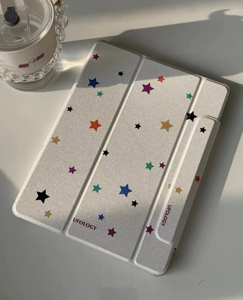 woahabc's tweet image. น้องเคสไอแพดอันนี้คือตะโกนคำว่าน่าร้ากกออกมาอ่ะทุกค้นน ㅜㅡㅜ น้องมีช่องเก็บปากกา น้องปกแข็งแรงมั่กๆ พับตั้งได้ด้วย ราคาน่ารักกสุดด 🌧️🌈