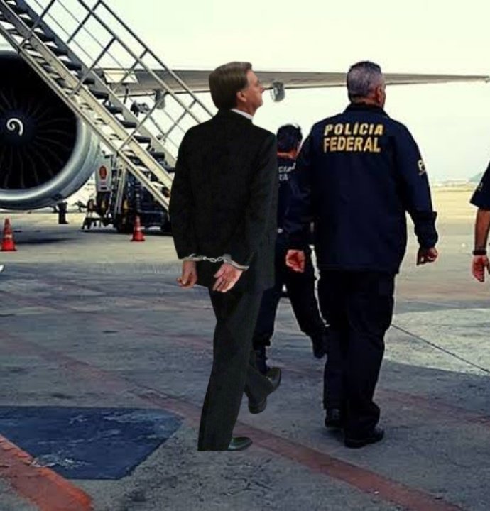 EdsonFilho74's tweet photo. Grande dia!
A polícia federal está fazendo busca e apreensão na casa do ex-presidente Bolsonaro em Brasília,em breve veremos o genocida na cadeia.
#BolsonaroNaCadeia https://t.co/gHStitYt6v