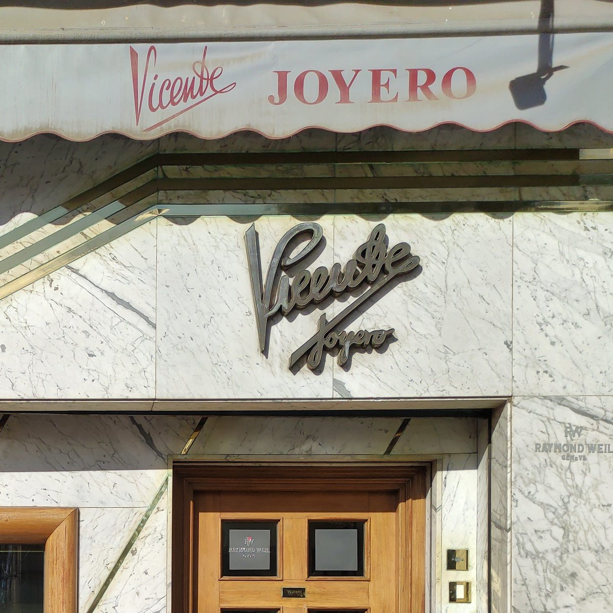 Vicente Joyero // Marqueses de San Isidro 2 y Villabenavente 10 // León

Toda la historia, en instagram 👇🏻📸
instagram.com/ele.mayuscula.…

Fotos: <a href="/ordasjavier/">Javier Ordás</a> 

<a href="/patrimografico/">Red Ibérica en Defensa del Patrimonio Gráfico</a> #patrimoniografico #leonesp #rotulos #tipografias #storefront #signs #rotulandia