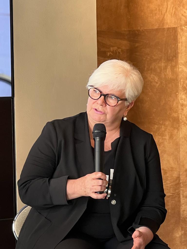 Ceolini: la presenza della componente femminile nella Moda ha una lunga tradizione motivata dal carattere di artigianalità tipico del settore in cui le donne hanno maggiore possibilità di esprimere la propria creatività e sensibilità. Queste “mani” hanno un grande valore.
