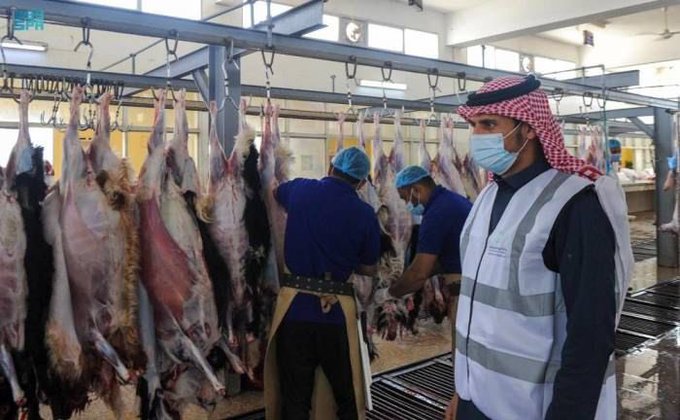 ajltrend's tweet photo. لمنع توريد وتسويق اللحوم المغشوشة والمنخفضة الجودة بأسعار عالية..

بيطريون يشددون على إلزامية، تثبيت ملصق غذائي يحتوي على بيانات تفصيلية للذبيحة، والتي من بينها:
- تاريخ الذبح
- سلالة وفصيلة الذبيحة
- عمر الذبيحة
- نوع الذبيحة.

(الوطن) https://t.co/7SaseHCTse