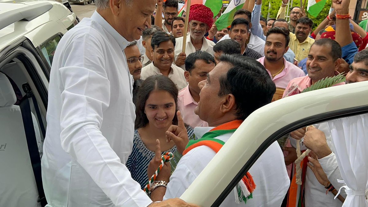 Ramswaroopinc's tweet photo. राजनीति के जादूगर,मारवाड़ के गांधी,आदरणीय मुख्यमंत्री श्री #AshokGehlot जी को जन्मदिन की हार्दिक बधाई और शुभकामनाएं। 
@ashokgehlot51 @VaibhavGehlot80 @RajCMO @RajGovOfficial @INCRajasthan @incvijaysingh https://t.co/JgZXFBzLGh