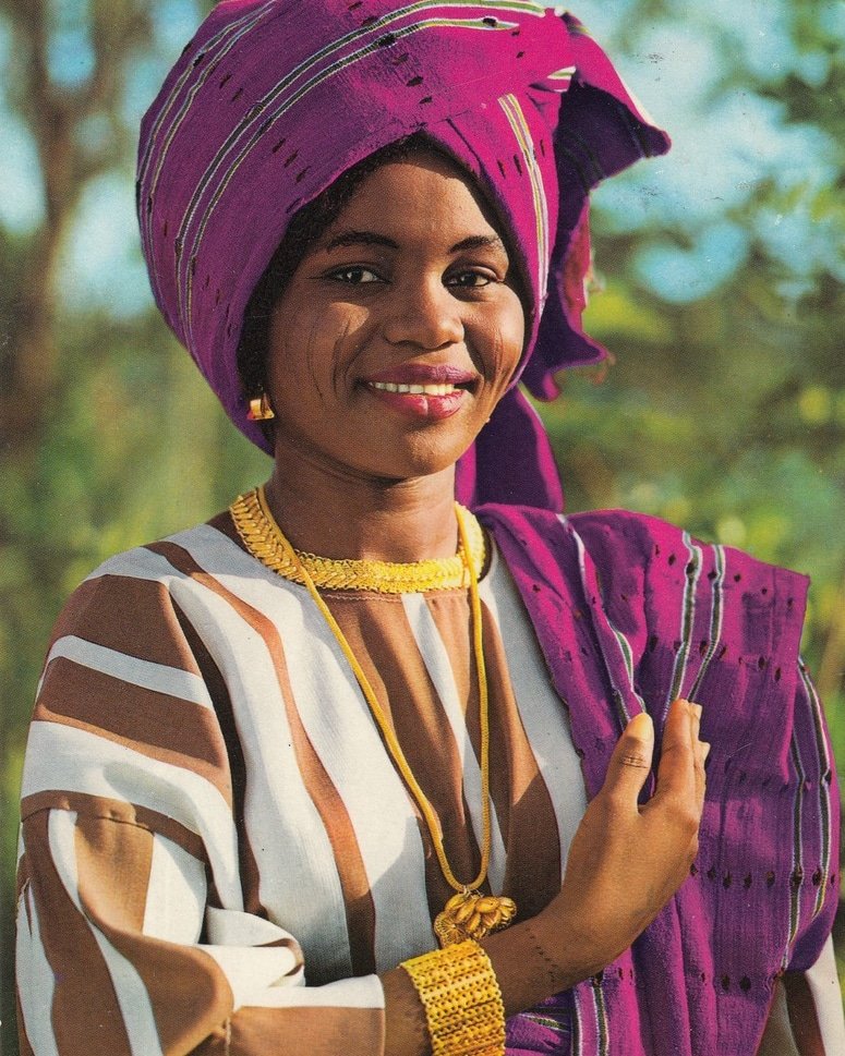 ASIRIMagazine's tweet photo. A Yorùbá woman gorgeously dressed in a traditional outfit in Lagos.

Circa: 1960s

Photo Credit: John Hinde Photos/Postcard series

#ASIRIMagazineAT10 #fashionphotography #digitalarchives #digitalarchivesproject https://t.co/sArHraInrs