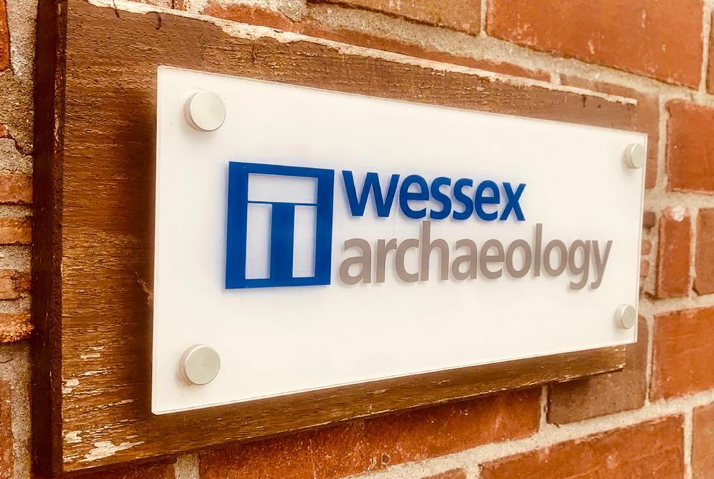 Last week @ClaireEliseFis2 and @Maddy_Bleasdale had a great time visiting @wessexarch! Thank you Jackie McKinley for hosting us. We can't wait to see the results of the DNA analysis! 🧬👩‍🔬