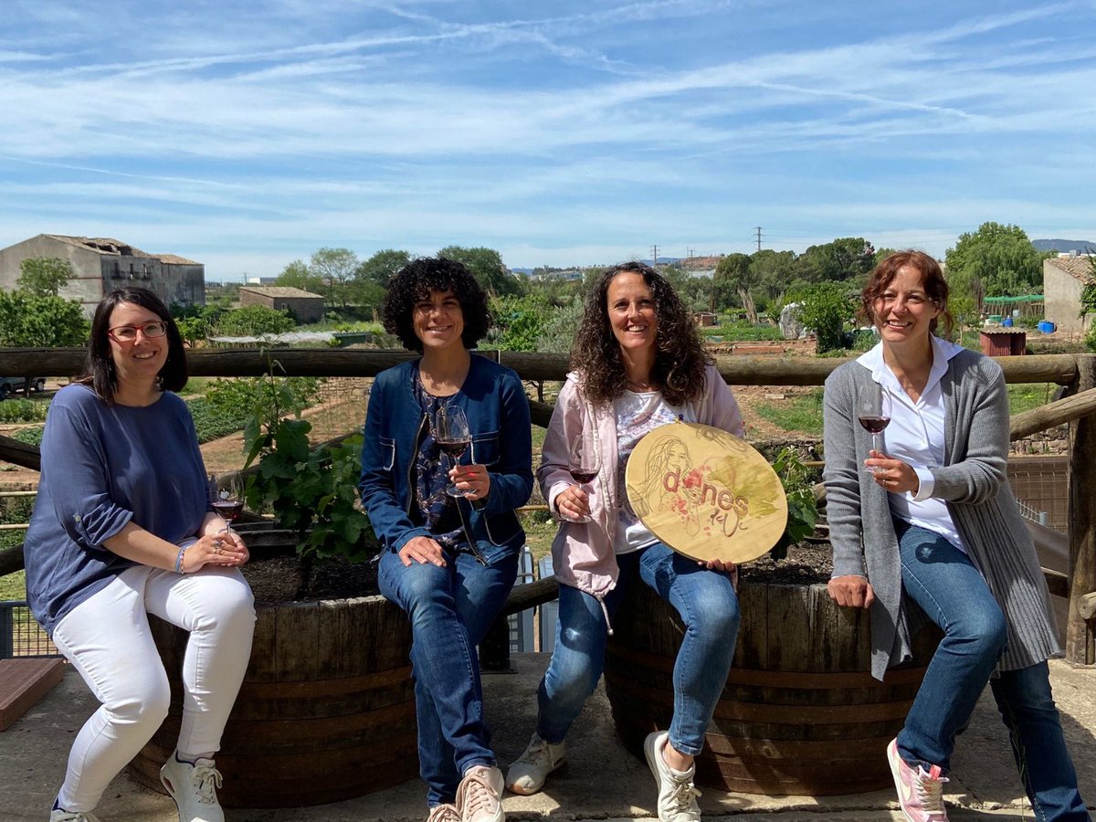 AjSantFruitos's tweet photo. 🍇#Santfruitós impulsa la segona edició de #DonesdeVi, un espai de diàleg per reivindicar el talent femení a través de la veu de vuit professionals del sector.
🍷Enòlogues, sommeliers i comunicadores reflexionaran sobre reptes i oportunitats.
➕https://t.co/MUMP2u1CG0 https://t.co/96Yk83TPEQ