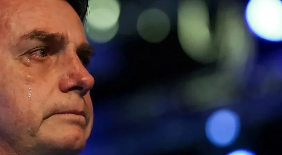 rede_marco's tweet photo. Polícia Federal faz buscas na CASA de Jair Bolsonaro

Nesta manhã, a PF prendeu o tenente-coronel Mauro Cid Barbosa, ex-ajudante de ordens de Bolsonaro

A Polícia Federal faz buscas na casa do ex-presidente Jair Bolsonaro na manhã desta quarta-feira (3). O imóvel está localizado em Brasília

Aguardem novidades. O genocida será preso
