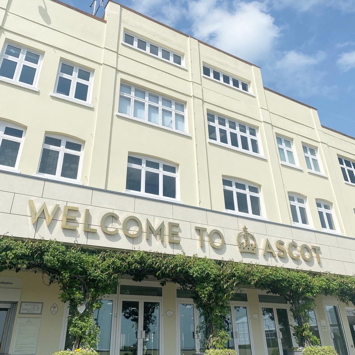 It’s a beautiful day here at #AscotRacecourse gates are open and we are ready to welcome our guests for a great day of racing.

A fantastic venue that our teams really enjoy working at. #KnightsSecurity