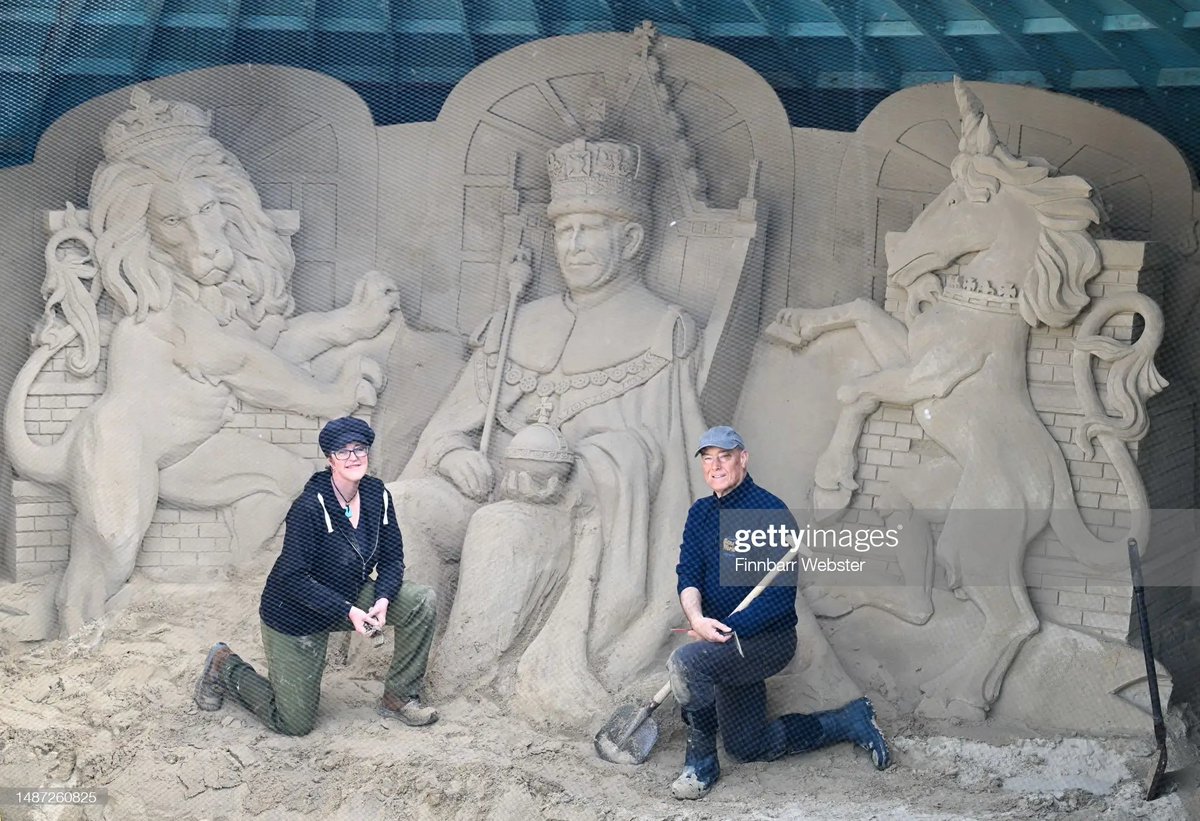NorthernEostre's tweet image. 🇬🇧 Sand sculptures on Weymouth Beach by sculptor &amp;amp; director of SandWorld Sculpture Park, Mark Anderson, and sculptor Annette Rydin, for the #Coronation 
📷 Finnbarr Webster