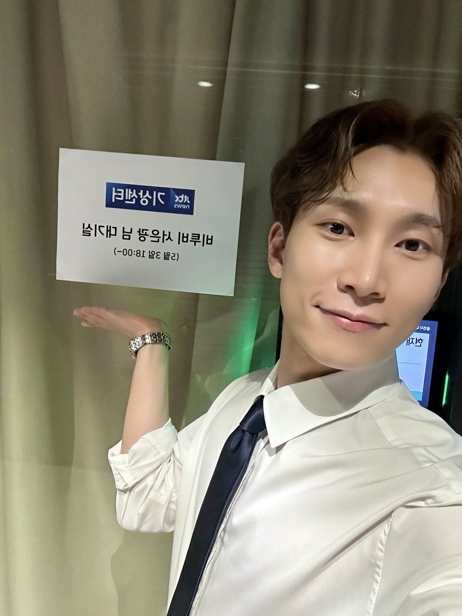 OFFICIALBTOB's tweet photo. [📢] JTBC '#JTBC뉴스룸' 출연 안내

잠시 후 7시 50분! 은광이 'JTBC 뉴스룸'에 출연합니다!
은광 뉴스룸 진출!! ✨✨
보고 있기만 해도 무한 신뢰감을 주는 은광과 😌 
뉴스룸은 정말 잘 어울린다고 생각합니다🙆🏻‍♀
멜로디 여러분의 많은 시청 부탁드립니다💙

#비투비 #BTOB
#서은광 #SEO_EUNKWANG 
#WIND_AND_WISH #나의_바람