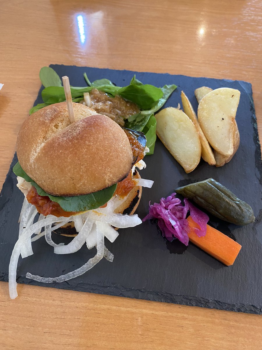 tanakarachoco's tweet photo. 夢ファームくまいさんの米粉を使った米粉パンに鯖が挟んであります🍔🐟🍔
見た目小さめなんですけどね、米粉パンがずっしりしててお腹もココロも満たされてました😋

@_agripeace 

#3sai
#阿賀野市
#限定メニュー
#予約した方が
#絶対いいっ
#美味しいよん https://t.co/6Bwl5jAIDf