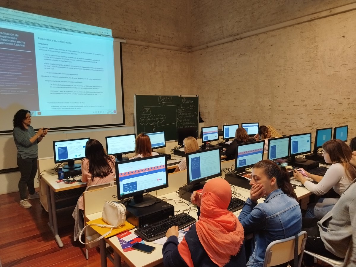 GVAlabora's tweet photo. 📸Us deixem unes fotos de les xarrades impartides pel nostre 🗣️personal orientador de l'#EspaiLabora d'Alaquàs en l'escola d'adults de #Alaquàs 

🙌🏻Les persones assistents van conéixer tots els serveis de #Labora, així com la nostra web i l'App #GvaPuntLabora

#SomLabora https://t.co/WZNlDGq5WE