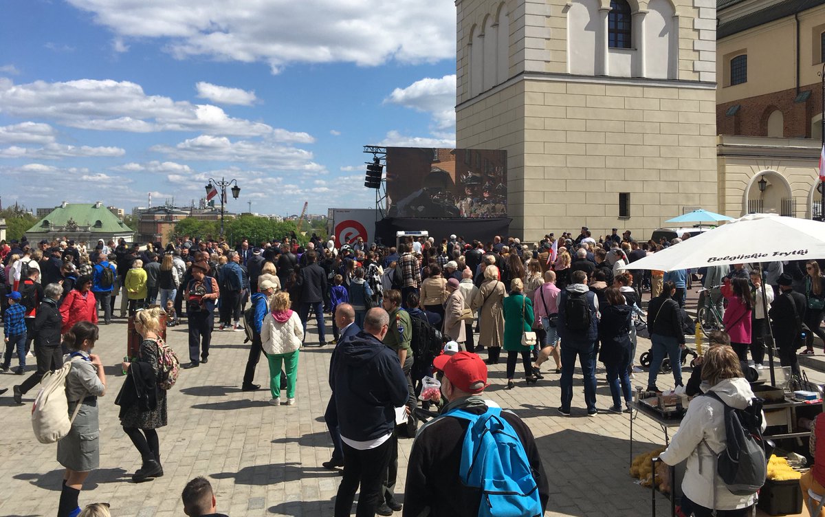 Byłem w pobliżu, więc zajrzałem na chwilę posłuchać, co mówi Andrzej Duda.

Ludzie stoją, słuchają, a tu idzie typ i nagle krzyczy na cały głos:

'Duda, wypierdalaj na Ukrainę!'.

Szkoda, że tego nie uchwyciłem.

#3maj #3maja #Konstytucja