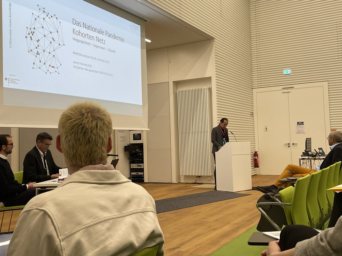 NAPKON.vention is starting off in FFM. Thanks to @jvehreschildgm1 and team, 150 researchers from the Netzwerk Universitätsmedizin are meeting for the 1st time in person after 3 years of very efficient collaboration. Zusammenarbeit schafft Wissen!