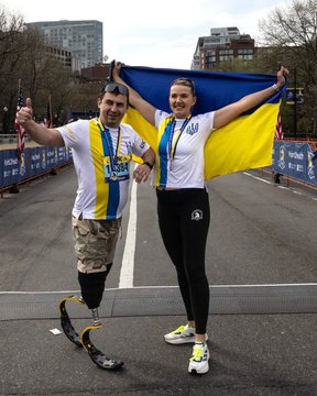 SlavaUk53622135's tweet photo. Artem Moroz, 44, is a #Ukrainian defender, a double amputee, who lost both legs in battle. He learns to live his life with prosthetics, and, with the help of his assistant Nadiia Osmankina, he reaches his goal of returning to running https://t.co/8A4Yj3M6yj
