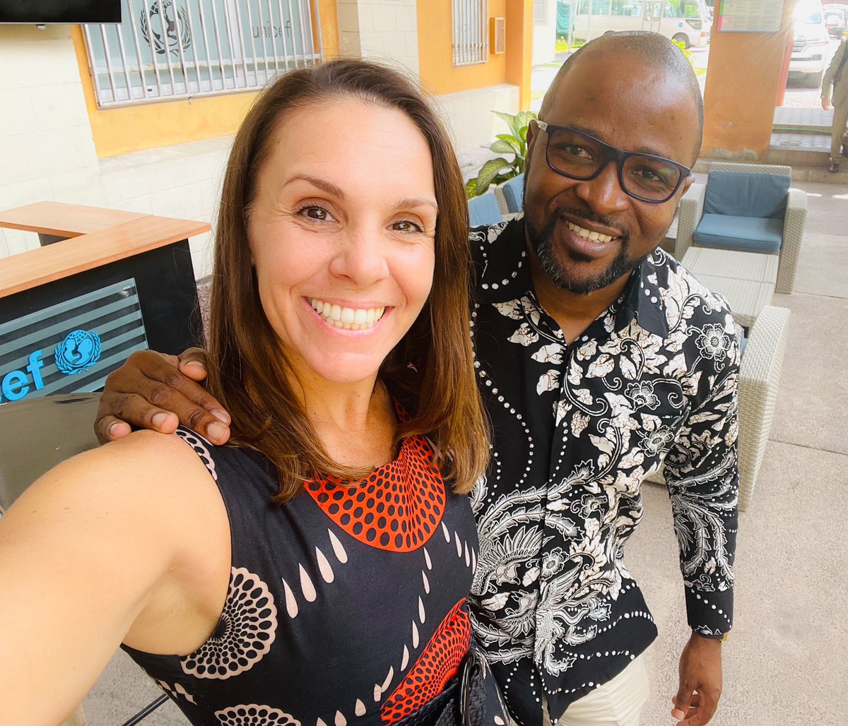 SophieChavanel's tweet photo. Visiteur surprise au bureau d'UNICEF à Kinshasa. 

Octave était administrateur de la communication pour la développement à Mbuji Mayi quand je suis arrivée en RDC.

Il est maintenant spécialiste en communication pour UNICEF en Afghanistan. 

Les talents Congolais s'exportent! https://t.co/IweJUnPtJa