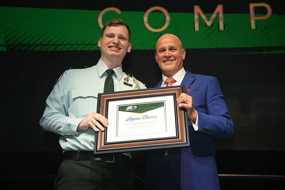 emswire's tweet photo. Acadian Ambulance honors medic, EMT of yea.
➡️ https://t.co/JAss4KLA6T
#Acadian_Ambulance #honors #EMT #paramedic #EMTs #EMS #first_responders #healthcare https://t.co/plYWF4edUZ