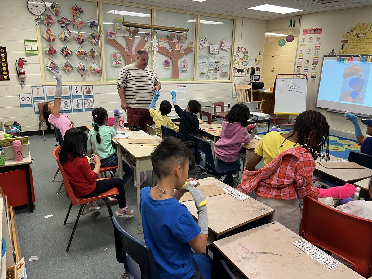 ms_christo's tweet photo. Created our little puppet friends to get into the Feel Your Best Self program! What a fun afternoon of social emotional learning! @silverspringsps #feelyourbestself https://t.co/IcuchsVzRC