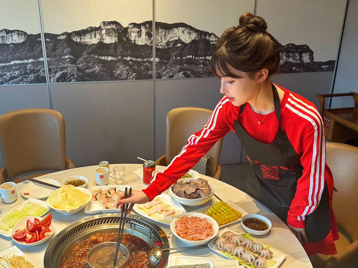 终于等到了不发烧的下午 赶紧来一顿火锅 可是却只能吃鸳鸯锅里的鸯锅😭 https://t.co/Jn4FCAALbJ