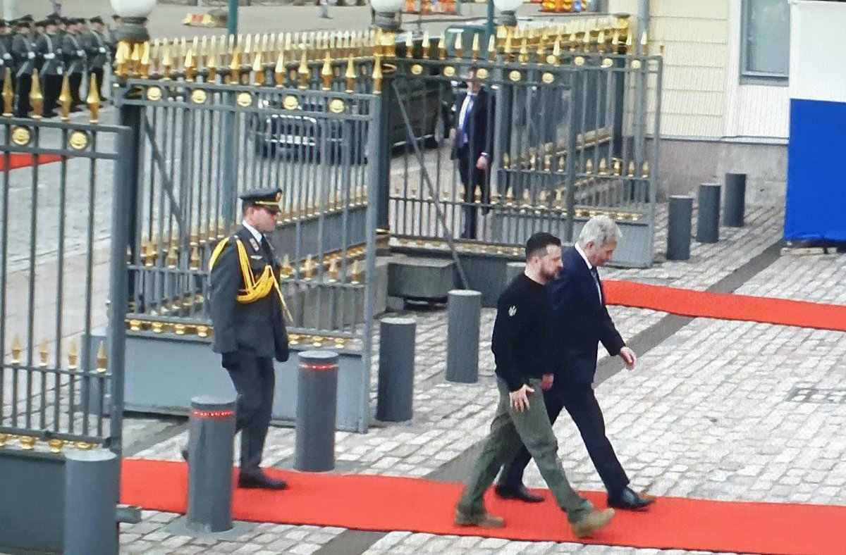 Tarppa100's tweet photo. .@niinisto welcoming @ZelenskyyUa to Finland - what a powerful moment! #SlavaUkraini https://t.co/J0eMkNfDRy