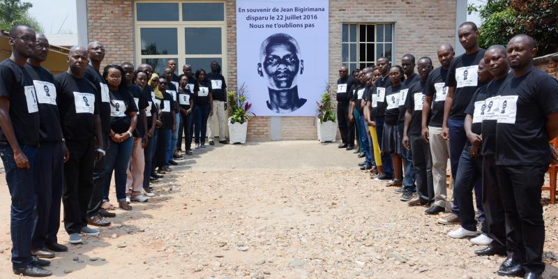 Hommage enfin aux rares journalistes restés au pays qui osent encore le journalisme d'investigation au péril de leur vie.
#Burundi #WorldPressFreedomDay 4/4
<a href="/iwacuinfo/">IWACU Burundi</a> <a href="/SOSMediasBDI/">SOS Médias Burundi</a>