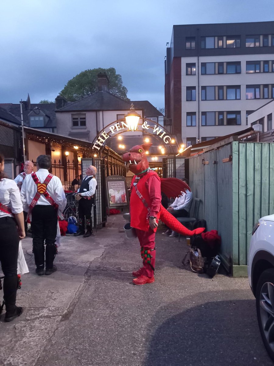 CardiffMorris's tweet photo. Later, we moved to The Pen &amp; Wig and crashed their quiz night with something a bit more lively. Idris the dragon worked his usual charms on the audience, of course. https://t.co/wt7QttphVx