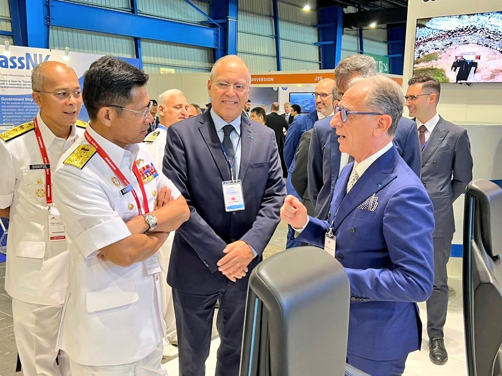 tldm_rasmi's tweet photo. Laksamana Datuk Abdul Rahman bin Ayub bersama delegasi TLDM melawat ke booth pameran @IMDEXAsia untuk melihat dengan lebih dekat lagi perkembangan terbaru inovasi dan teknologi pertahanan maritim.
#NavyUpdate https://t.co/xTeSJwAm0L