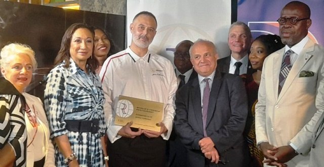 StratMarques's tweet photo. Le restaurant 31 sis à Marcory Zone 4 a reçu le titre de Maître Restaurateur, de l’AFMR, une première sur le continent Africain 👏https://t.co/Mze5T6h25v https://t.co/MOaS0waRZk