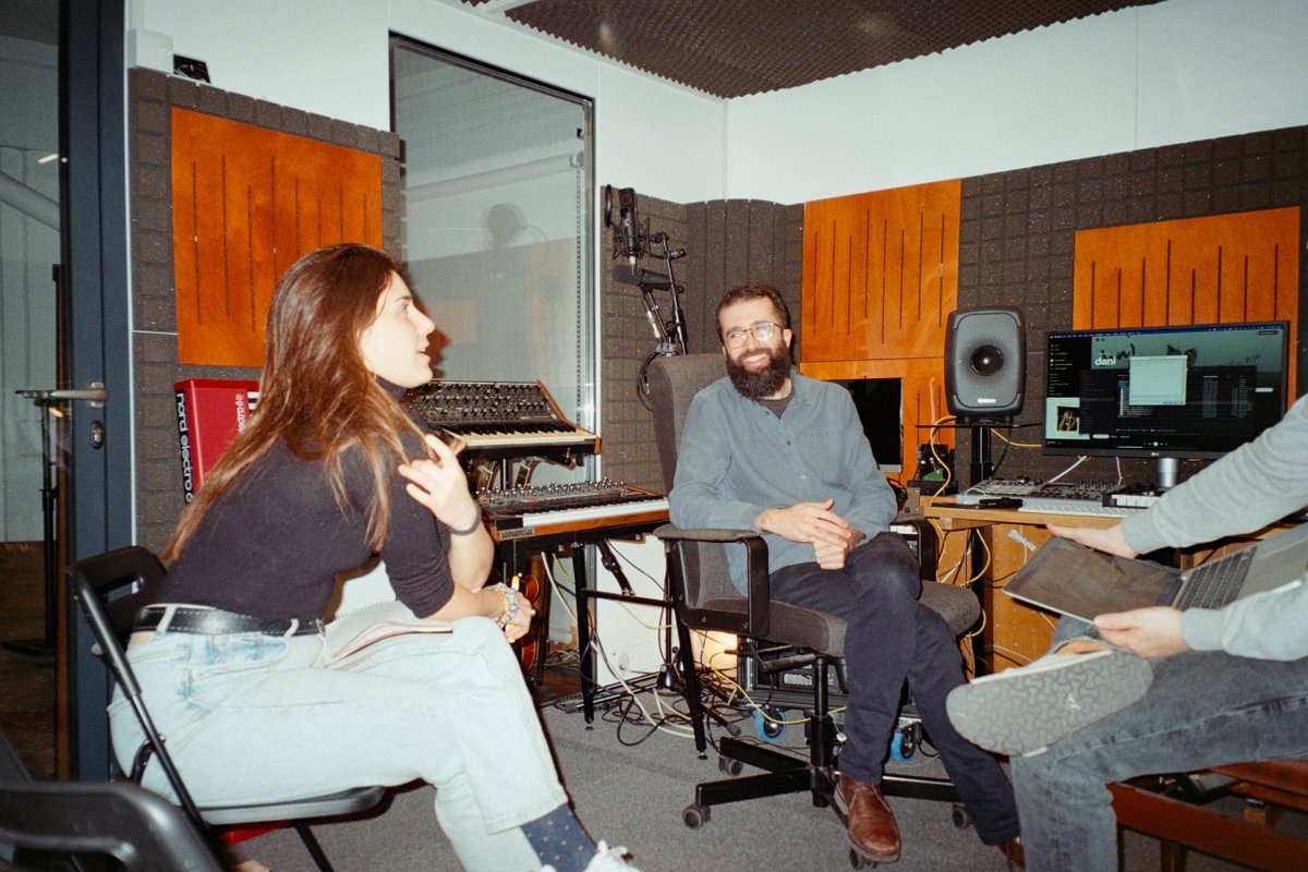 pvallsb's tweet photo. @daaaniferrer @guillemcallejon @Bostakfilms @SateliteK @enderrock 💘 Fa tres anys havia d'estar passant el que està passant ara: la idea era treure disco el 2020. Per temes varis a banda de la fucking-pandèmia, vaig haver de parar. Per sort, m'acompanya un equip meravellós que m'ha cuidat molt (i ho fa tot molt més potent).👇 https://t.co/sXbpLoXff8
