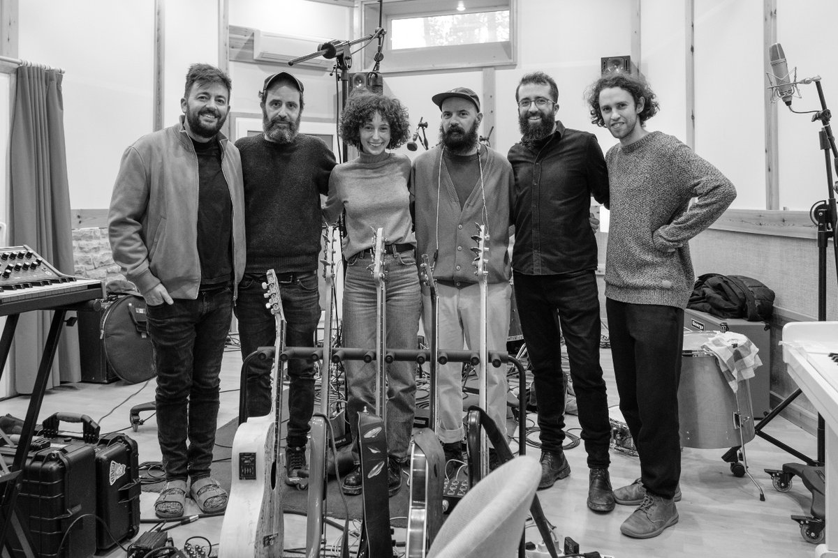 pvallsb's tweet photo. @daaaniferrer @guillemcallejon @Bostakfilms @SateliteK @enderrock 💘 Fa tres anys havia d'estar passant el que està passant ara: la idea era treure disco el 2020. Per temes varis a banda de la fucking-pandèmia, vaig haver de parar. Per sort, m'acompanya un equip meravellós que m'ha cuidat molt (i ho fa tot molt més potent).👇 https://t.co/sXbpLoXff8