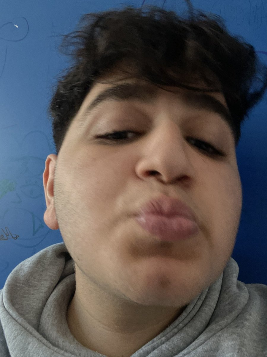 2d2mm's tweet photo. never take my phone😘. https://t.co/RF3c4UmQiW