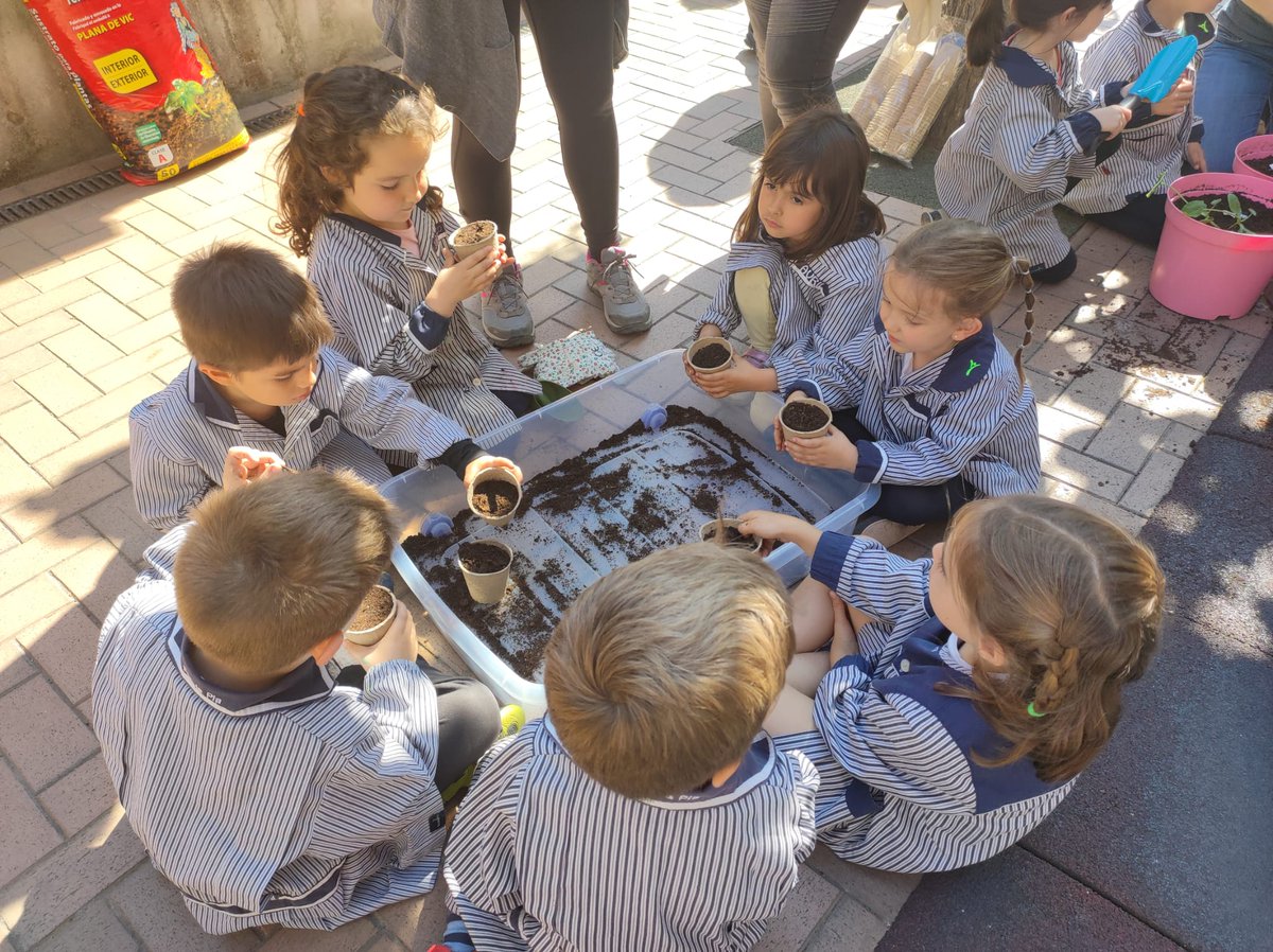 epiasabadell's tweet photo. FEM UN HORT A L’ESCOLA. Després de la sortida als horts que vam fer la setmana passada, els nens i nenes d'I4 hem decidit crear un hortet per la nostra escola.

#I4PIASABADELL
#INFANTILPIASABADELL
#SUMMEMPIASABADELL https://t.co/DTRwv2f0Qe