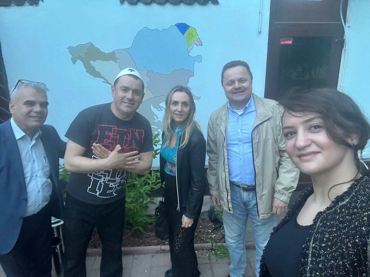 DonikaHoxha's tweet photo. Mikpritje e mrekullueshme ๐ฆ๐ฑ e Gjergjit, shqiptarit nga Ukraina, nรซ Kishinjau, #Moldavi. Krenar pรซr rrรซnjรซt e tij, tรซ cilat disa shekuj mรซ parรซ janรซ degรซzuar fillimisht nรซ Bullgari, Rumani dhe pรซr tโu vendosur mรซ pas nรซ Odesa, Ukrainรซ.
#diasporashqiptare #flasshqip ๐ฆ๐ฑ๐ฆ๐ฑ๐ฆ๐ฑ https://t.co/Pz0I4xXsA6