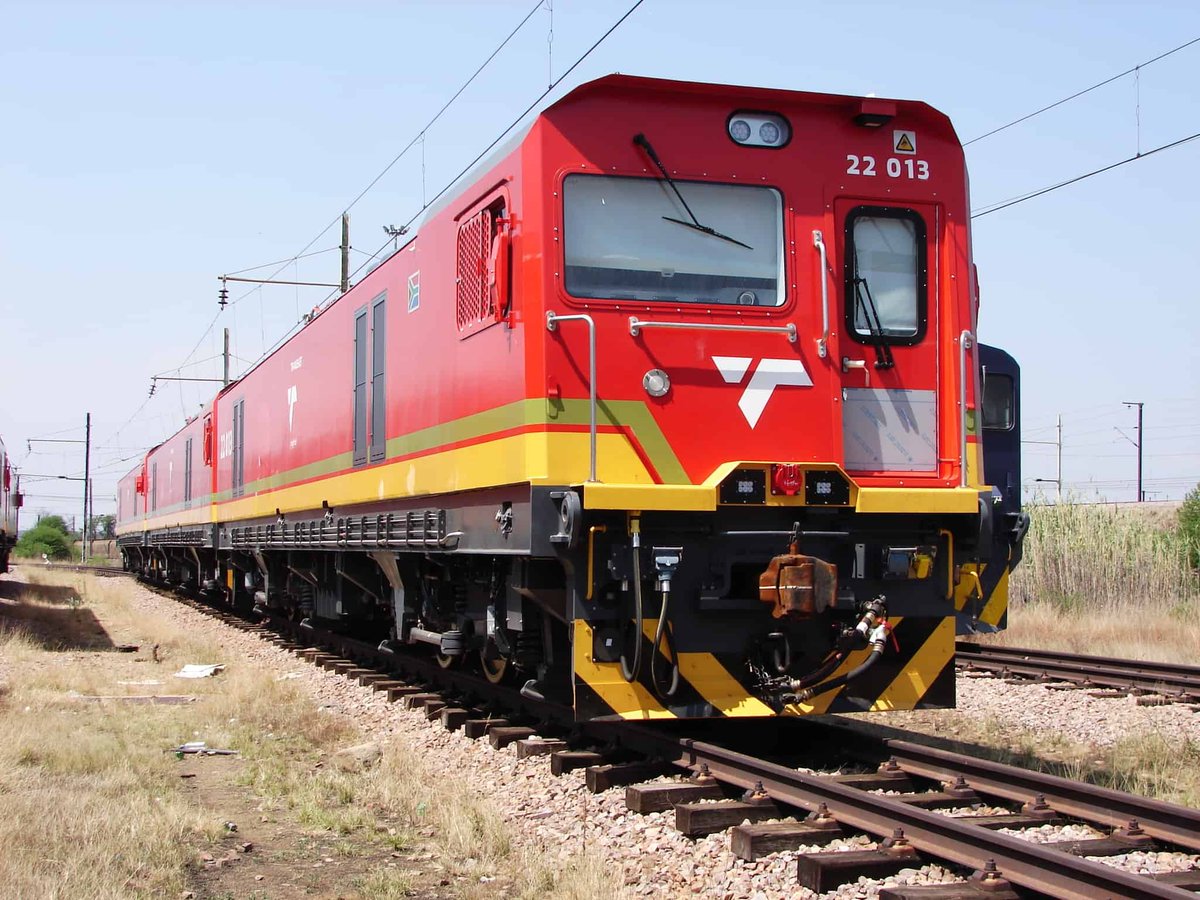 RailwaysAfrica's tweet photo. Knorr-Bremse South Africa upgrades 22E locomotives with advanced ECP braking systems for safe and efficient Coal Line operations. https://t.co/hBvOoKaigW
#KnorrBremse #ECPbrakingsystem #locomotiveupgrade #TransnetFreightRail #CoalLine #safety #efficiency #advancedtechnology. https://t.co/s766tDDgL4