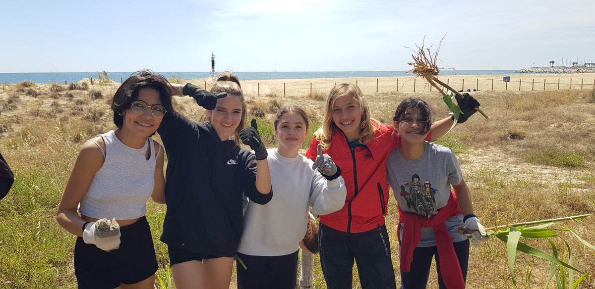 yemax1980's tweet photo. L'alumnat de 1r i 2n d'ESO de l'optativa d'Escola Verda @InsThos fent una acció climàtica, naturalitzen les platges i les dunes. https://t.co/PD1zBZa8Tc