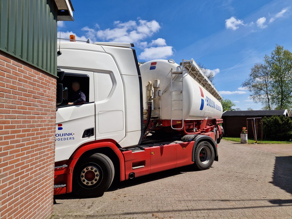 gerritwermink's tweet image. Je hebt chauffeurs en mensen die op een vrachtwagen rijden. De chauffeurs pik je er zo tussenuit! 😃👌 in alle rust de combinatie zo in 1 x tussen de schuren door manoeuvreren.  Bravo! 
#bigtrucknl  #zondertransportstaatallesstil