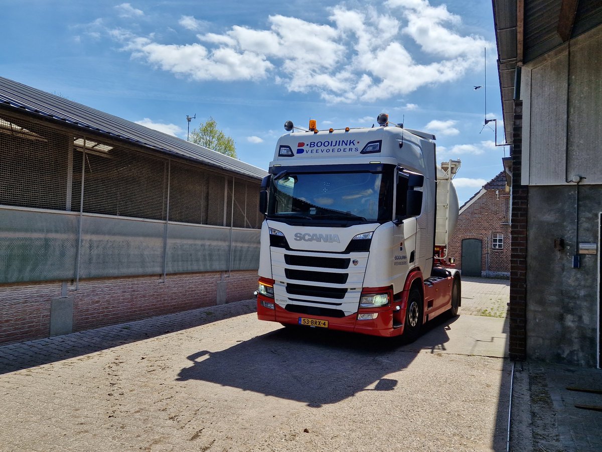 gerritwermink's tweet image. Je hebt chauffeurs en mensen die op een vrachtwagen rijden. De chauffeurs pik je er zo tussenuit! 😃👌 in alle rust de combinatie zo in 1 x tussen de schuren door manoeuvreren.  Bravo! 
#bigtrucknl  #zondertransportstaatallesstil