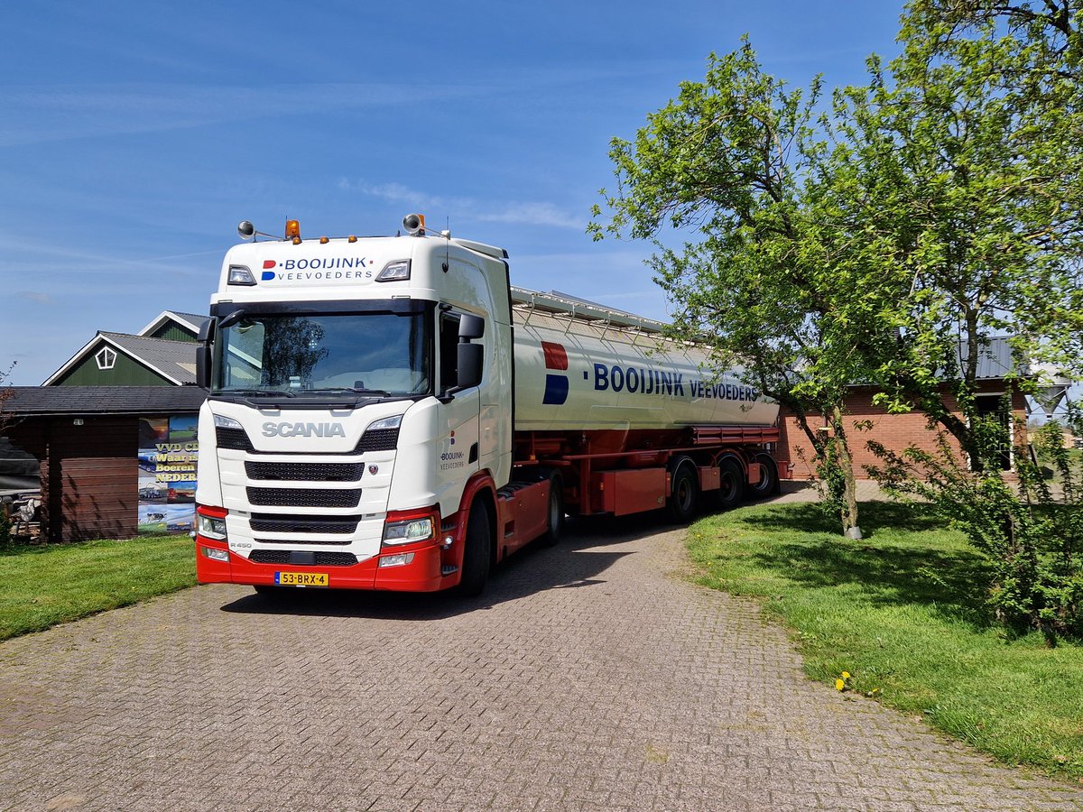 gerritwermink's tweet image. Je hebt chauffeurs en mensen die op een vrachtwagen rijden. De chauffeurs pik je er zo tussenuit! 😃👌 in alle rust de combinatie zo in 1 x tussen de schuren door manoeuvreren.  Bravo! 
#bigtrucknl  #zondertransportstaatallesstil