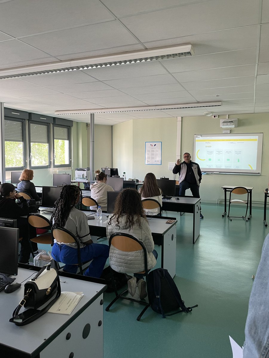 💼 Atelier Réseau #AvenirPro au LP Jacquard ce matin avec la venue de l’employeur Mima Services qui a su faire comprendre aux lycéens l’importance des savoirs-être pour être recruté. 28 élèves attentifs aux conseils de Mr TOLEDO. @poleemploi_ara <a href="/J_Sanfilippo/">Joseph SANFILIPPO</a> <a href="/audegoupilleau/">Aude Goupilleau</a>