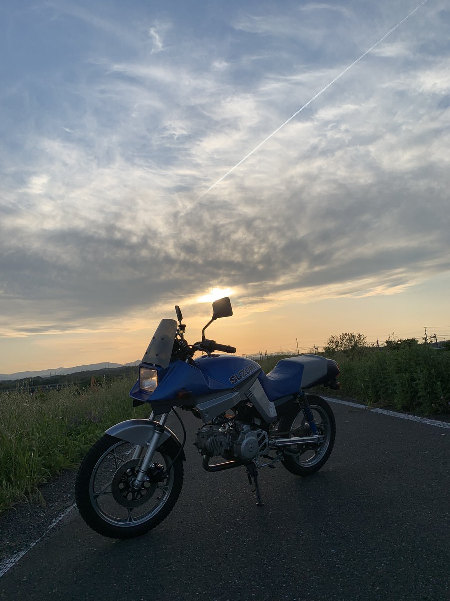 aOuQDq6UfvB689p's tweet image. 夕日と飛行機雲
#GS50
#ミニカタナ