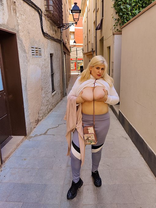 Cuando te vas un finde a hacer turismo por un pueblecito tranquilo y pintoresco... y tu mujer le quita<a href="/tag/mvsales"class="tags"><span>#mvsales</span></a>