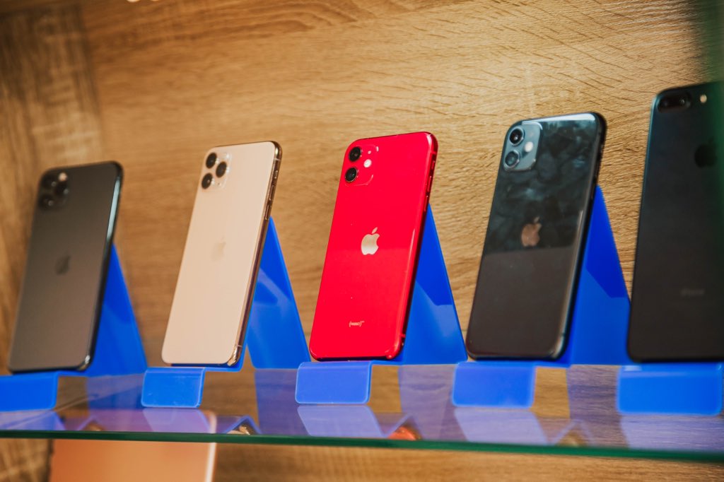 instafixgh's tweet photo. Our services

* iPhone and Samsung repairs 
* MacBook repairs 
* iPad repairs 
* iwatch repairs 
* Dealers in all apple gadgets &amp; accessories 

We also have in stock all apple devices and accessories for sale.

Enjoy up to 15% Discount when you order from our website: https://t.co/tfiBDU1cyk