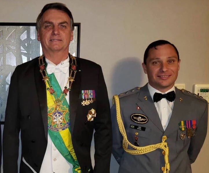 _janoninho's tweet photo. Tão vendo o babaca do Mauro Cid, ajudante de ordens do Bolsonaro? 
Foi PRESO agorinha , agorinha. 

Deixe aqui sua solidariedade
Comente: BEM FEITO 😂😂😂 https://t.co/kW5Ab5fcfO