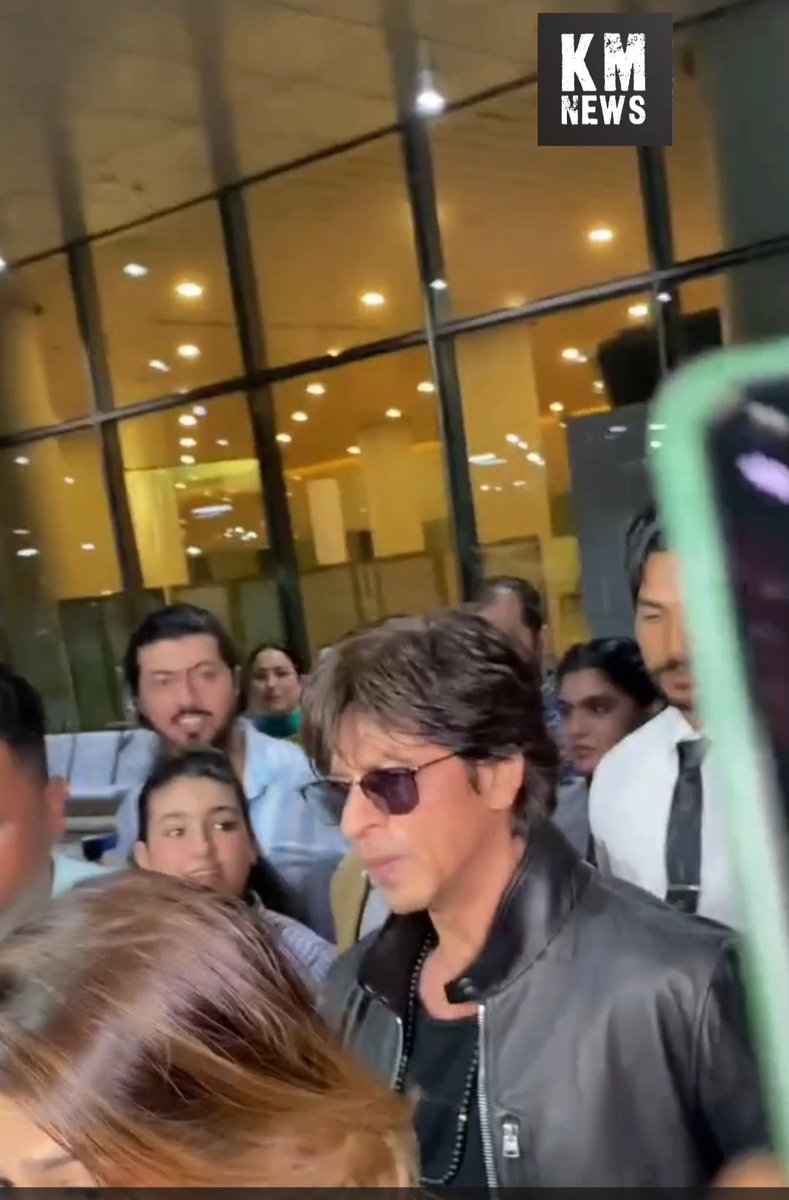 KMNews12's tweet photo. KM Hindi News: Shahrukh Khan ne Selfie lete time Fan ko mara Dhakka, Airport par Gusse me aye nazar. Video Viral @KMNews12
Full Video Link 👇
https://t.co/wu8LBeyExO
@iamsrk @KMNews12
.
.
.
#ShahRukhKhan𓀠 #ShahRuhKhan #SRK𓃵 #kmhindinews #kanakmathur https://t.co/Yh7uFuAHHa