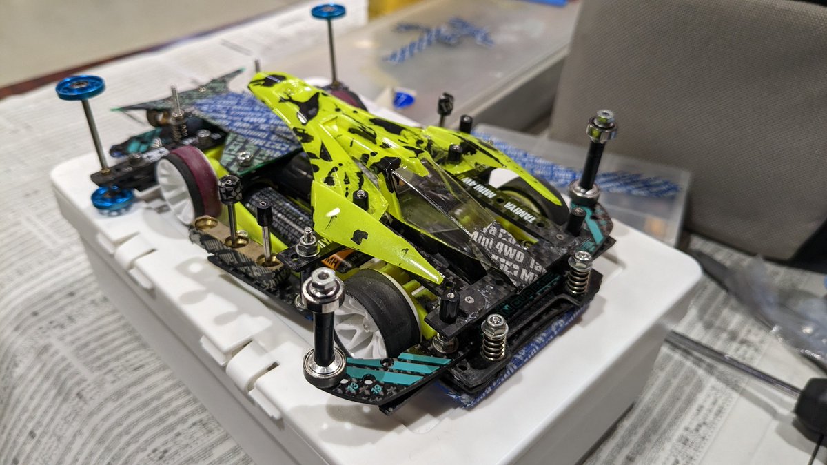 ZERO_mini4's tweet photo. ほぼシェイクダウンみたいなもんで大会に出てみた
セッティングを詰めないとだけど、リア提灯とのバランスを見直すのと、フロントの跳ねをもう少し抑え無いとだな https://t.co/xGH7iScT2d