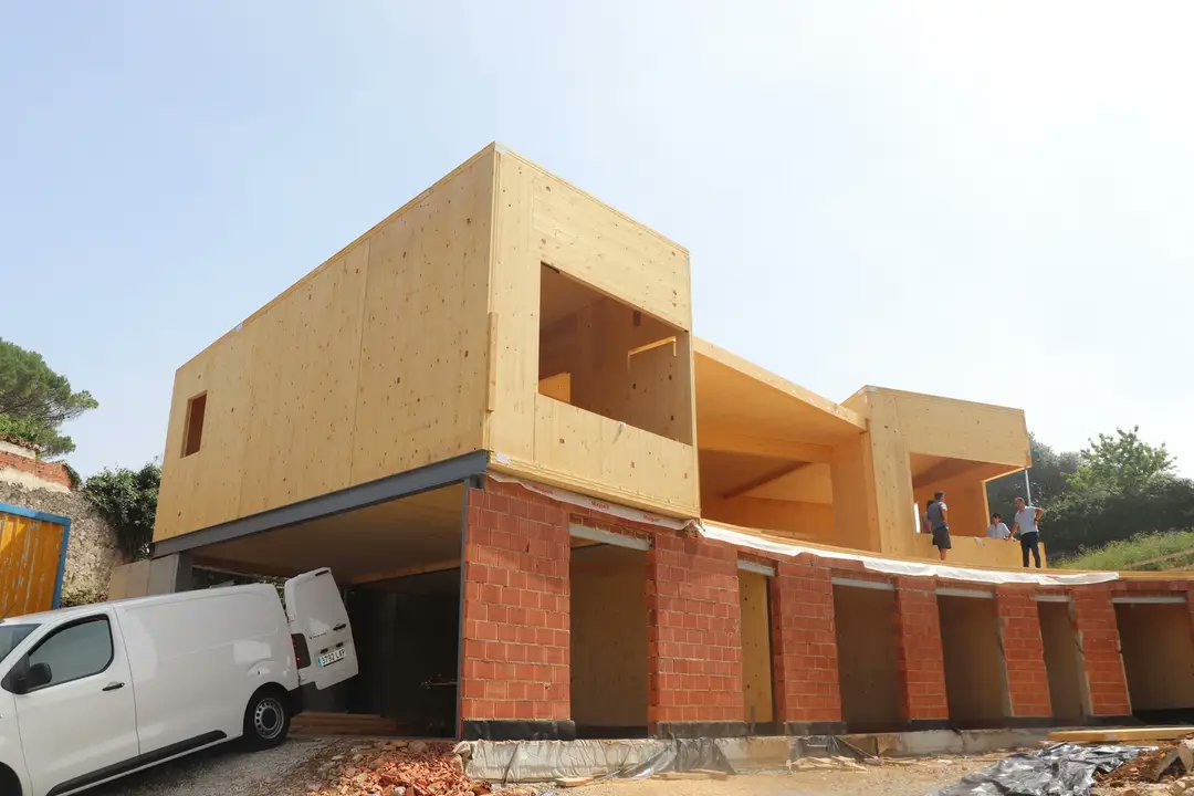 DUQUEYZAMORA's tweet photo. Compartimos unas fotos recientes de una casa que nos encanta! ❤️
Objetivo #certificación #Passivhaus #CasaPasiva en suelo urbano de #Llanes. Proyecto singular, estructura #madera #CLT, envolvente aislada y acabado exterior chapa metálica. 1° #BlowerDoor test superado 0,3ren/h. https://t.co/LCUFCXkl7j